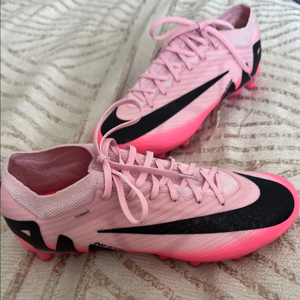 Nike Women's Pink Soccer Cleats